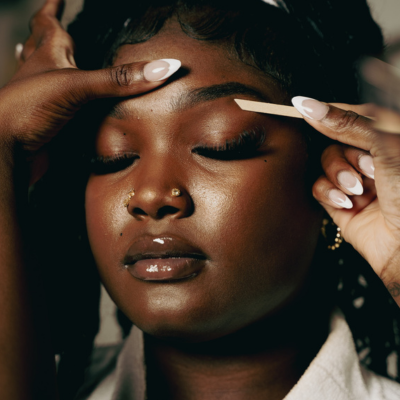 Close-up brow shaping